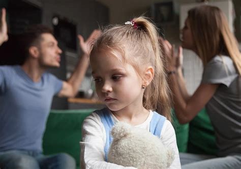 父母吵架|幼小心靈的巨大衝擊！心理醫師解釋：父母經常在孩子面前吵架，。